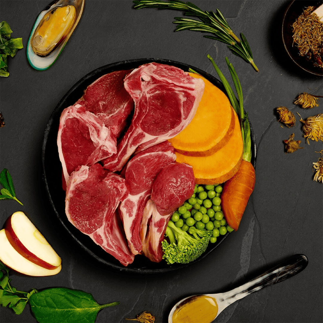 The fresh ingredients of the Canagan Shepherd's Pie Wet Dog Food 400g in a bowl. There are some functional additives like green lipped mussels placed around the bowl on the counter.