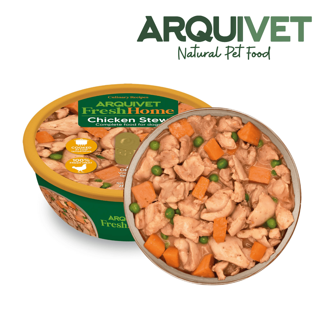 Arquivet natural pet food container with chicken stew on a white background